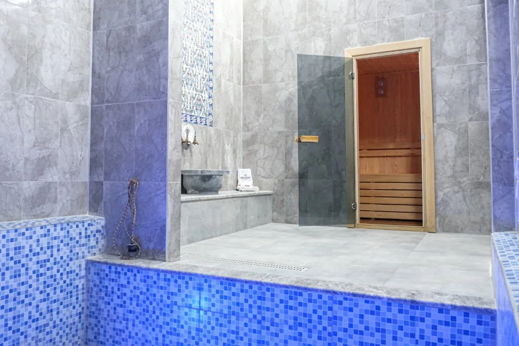 VK Luxury Havuzdan sauna giriş kapısı ve kurna